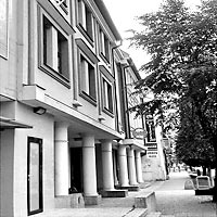 Poprad - budova banky - kruhové nosné stĺpy a fasádné prvky, 1995